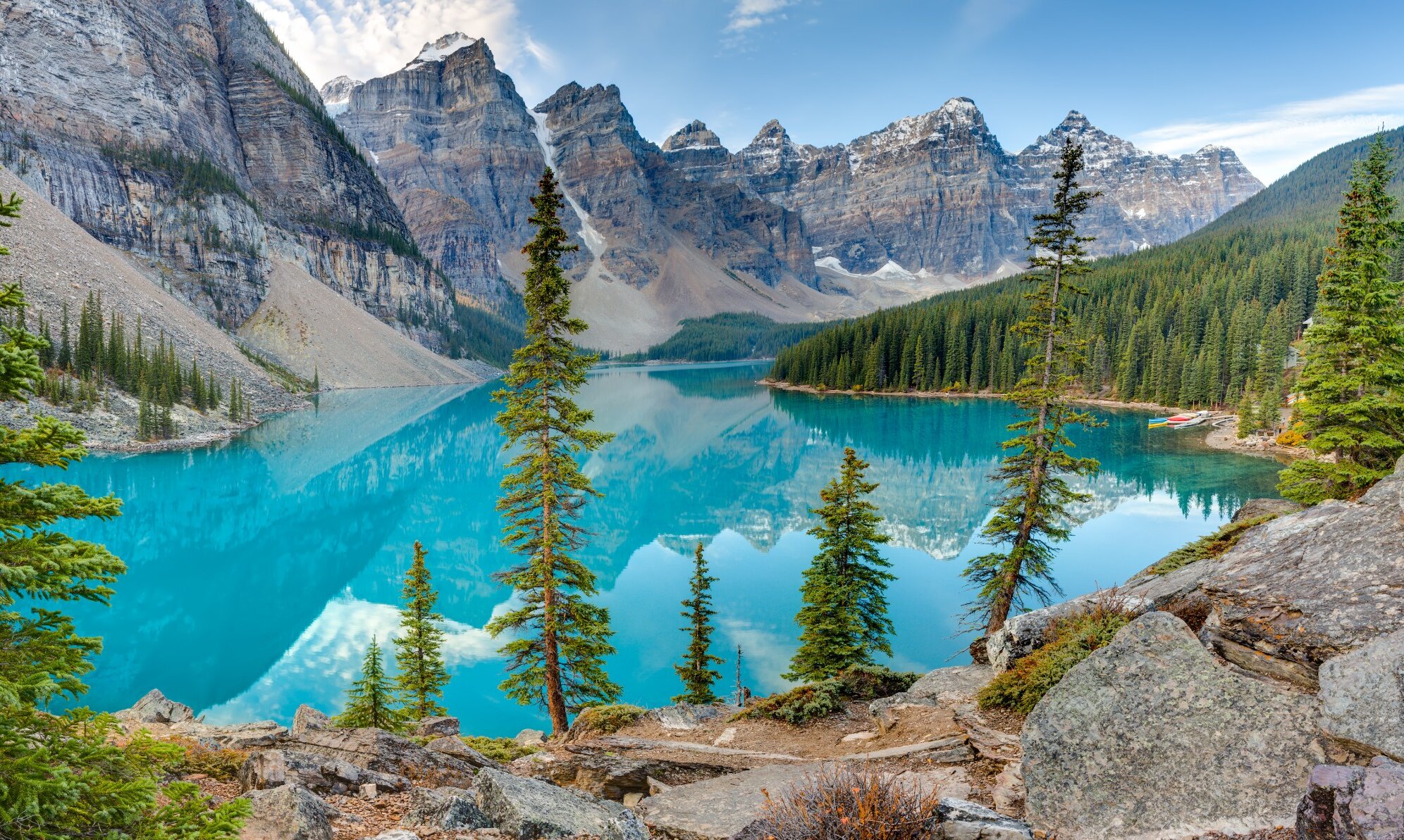 Moraine Lake in daylight with the Valley of the Ten Peaks